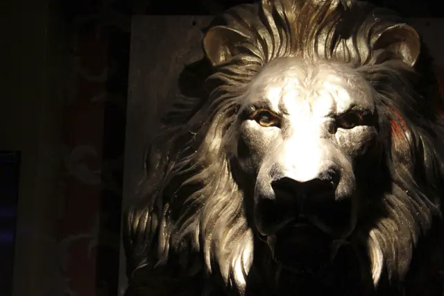 Foto da escultura de leão da Hot Bar, melhor casa de swing de São Paulo